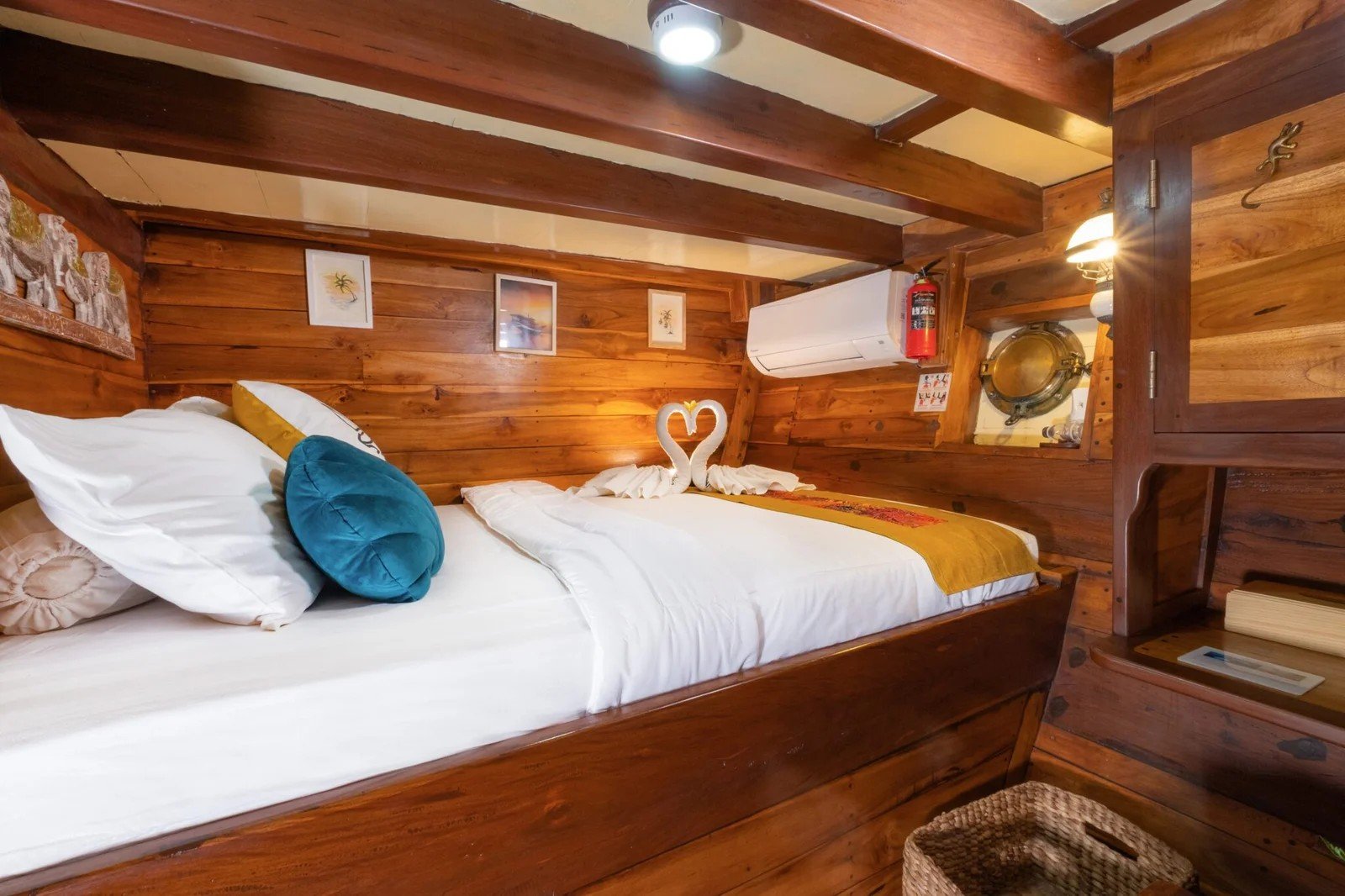 Kabin single-bed Yudhistira di atas Supraba