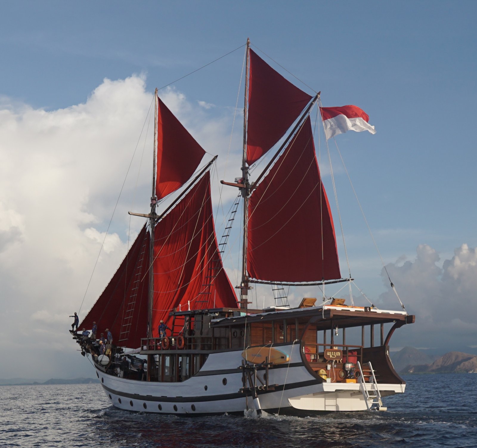 The Supraba phinisi under sail
