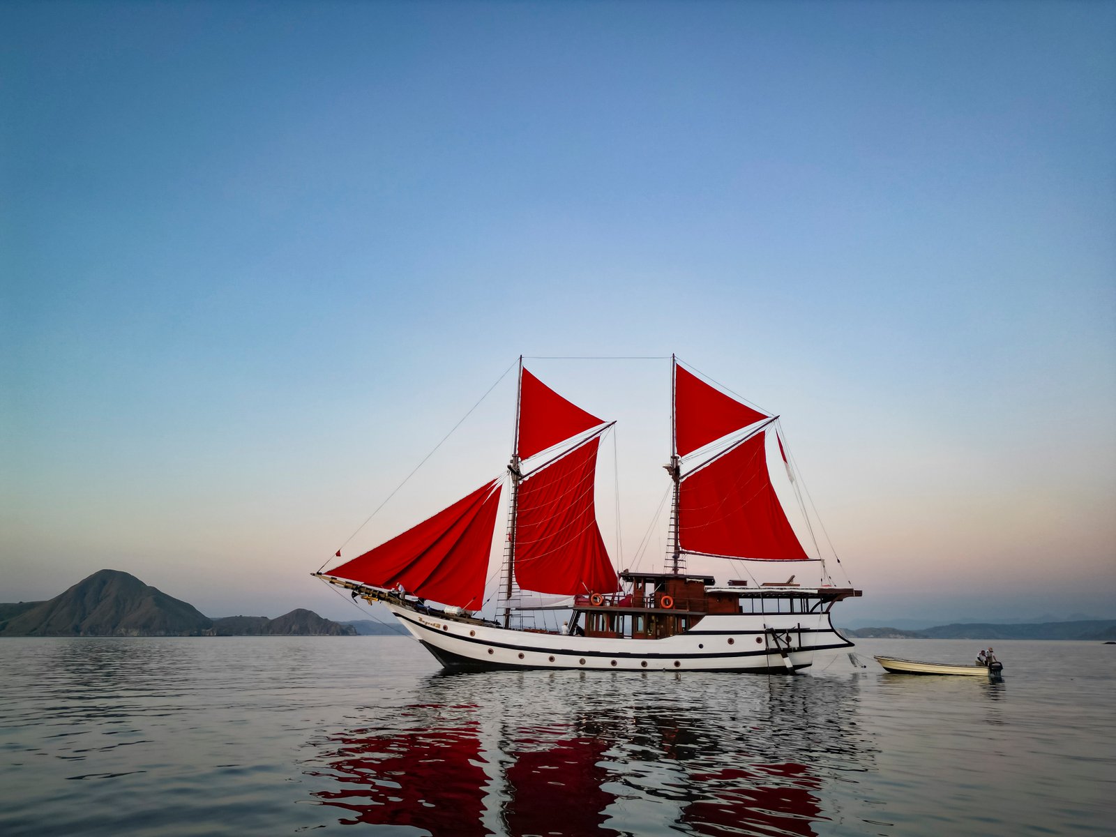 The Supraba phinisi under sail
