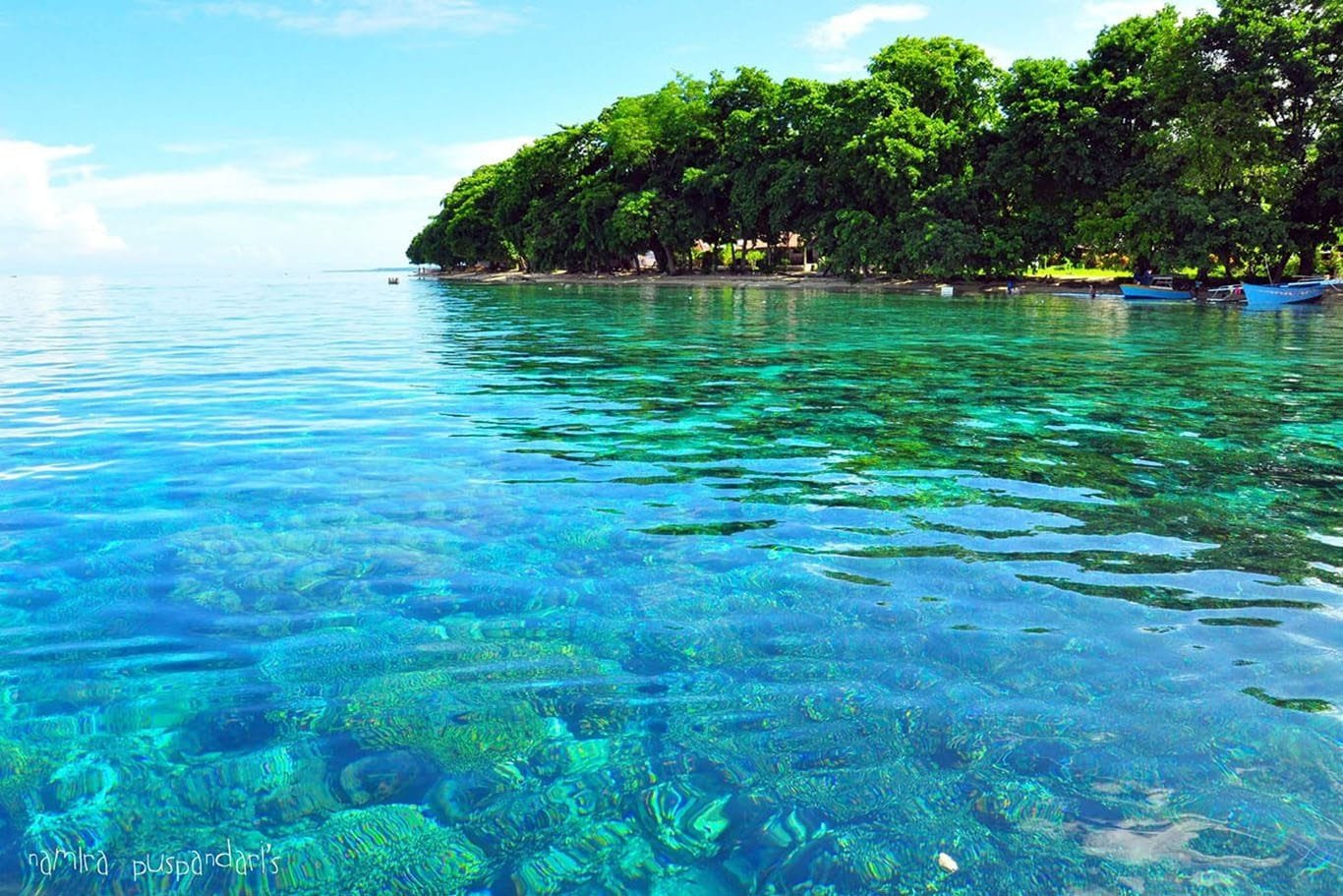 Clear water along the North Sulawesi coast near Manado