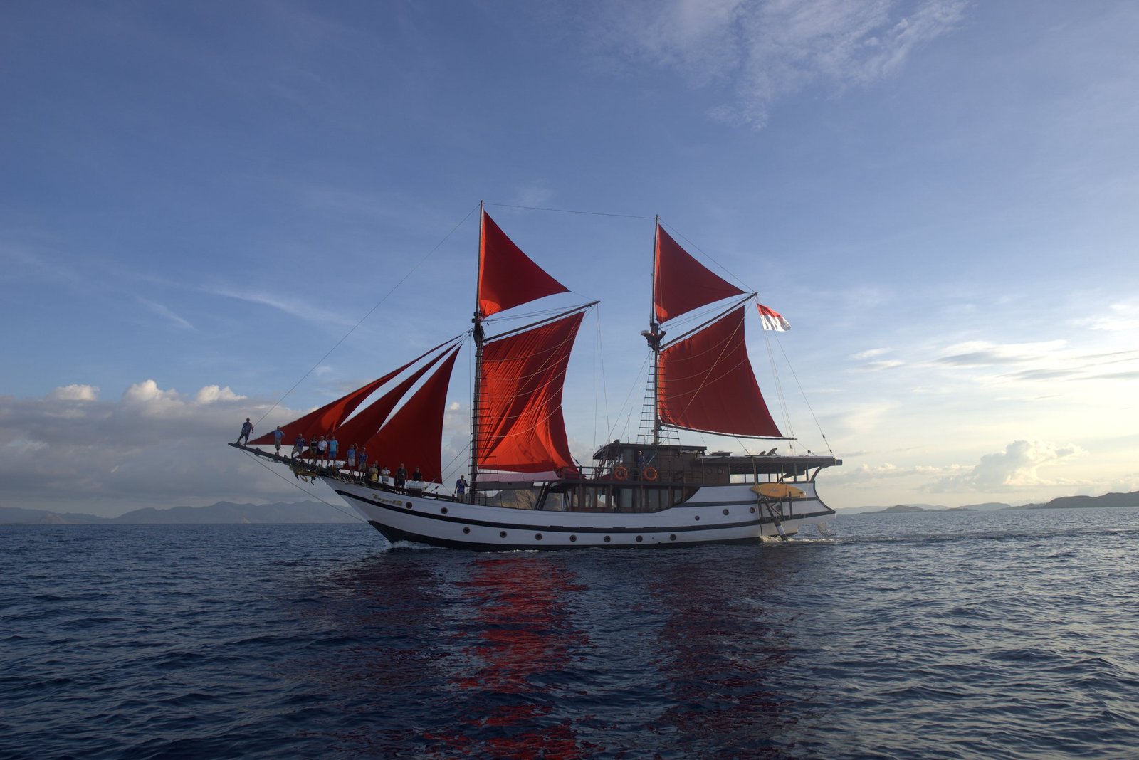 Supraba berlayar melintasi Raja Ampat