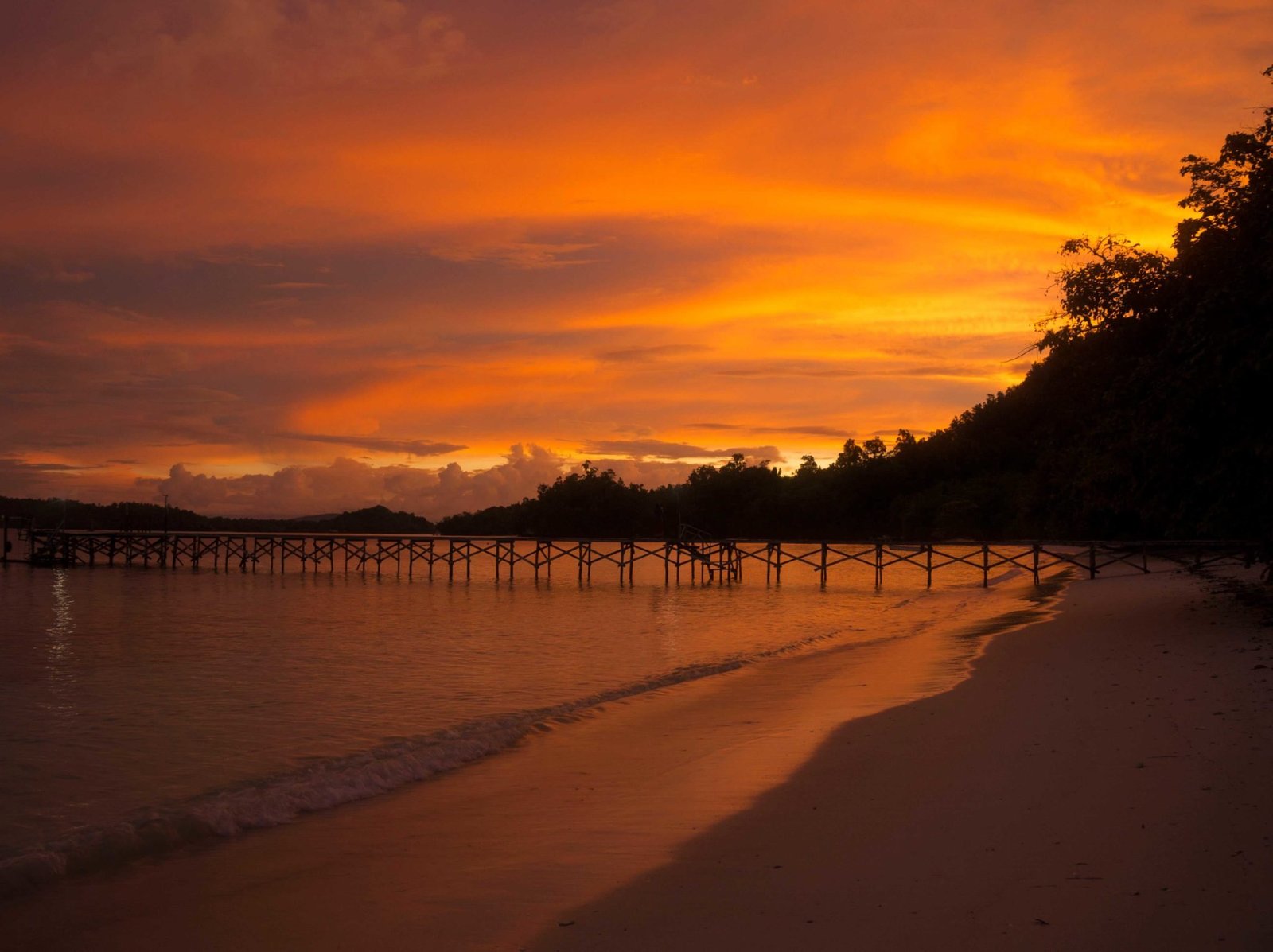 Pulau Raja Ampat saat matahari terbenam