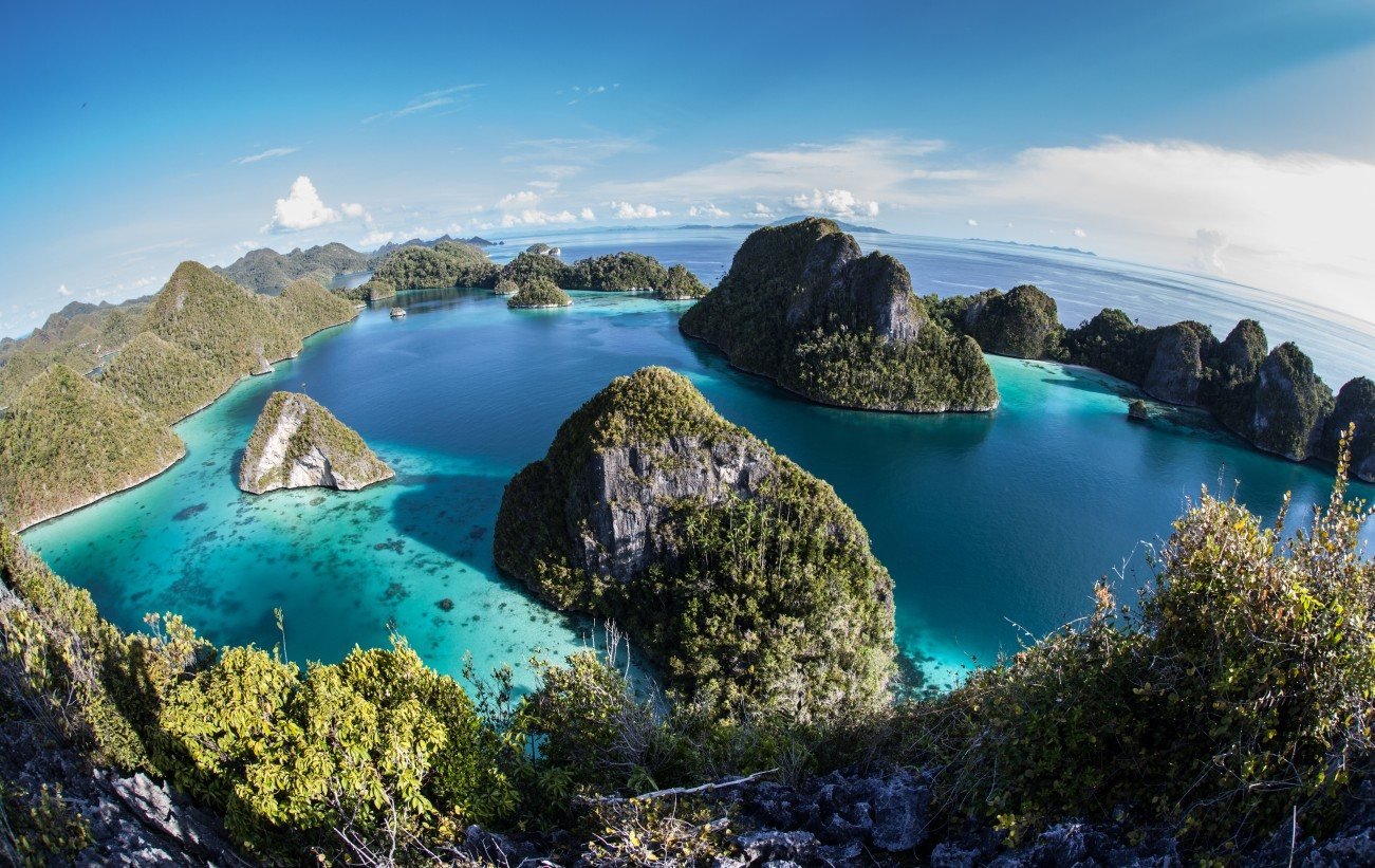 Pulau kapur dan laguna di Teluk Triton